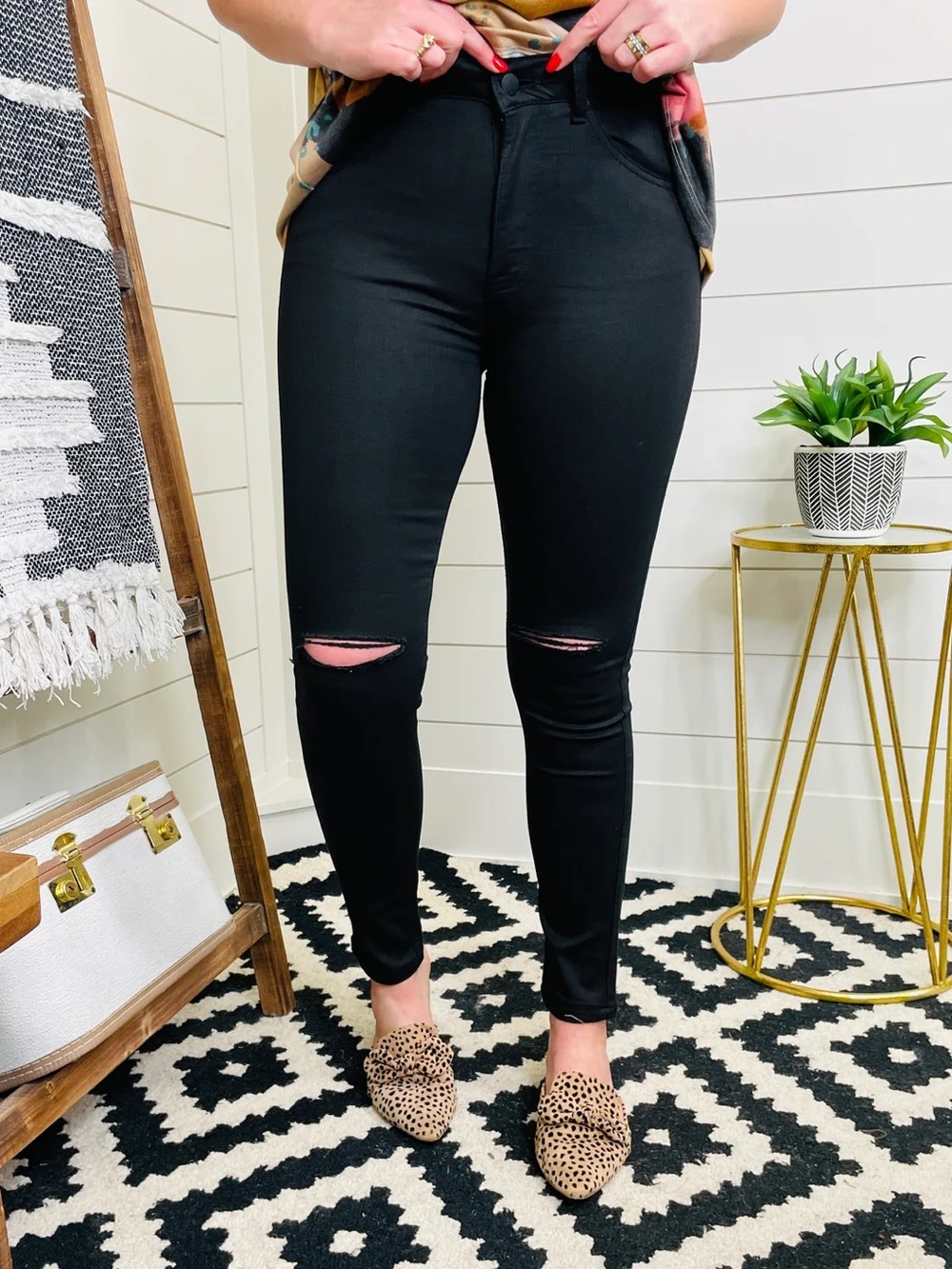 Risen Coated Twill Distressed knee Skinny Jeans NWT 27/5